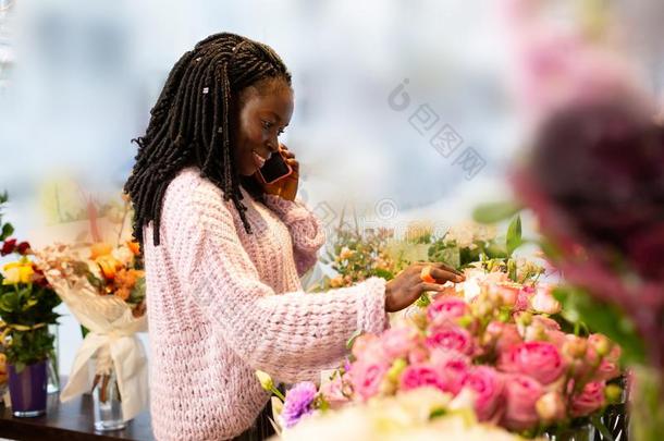 积极的高兴的国际的女孩工作的采用floralshop