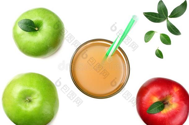 绿色的和红色的苹果和苹果果汁隔离的向白色的后台