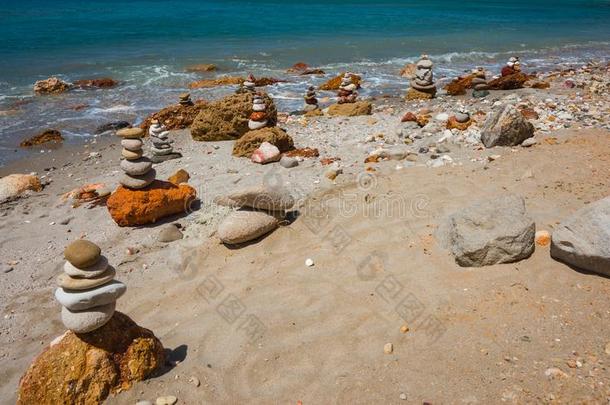 明亮地有色的石头在火焰杯海滩,买罗高梁,希腊