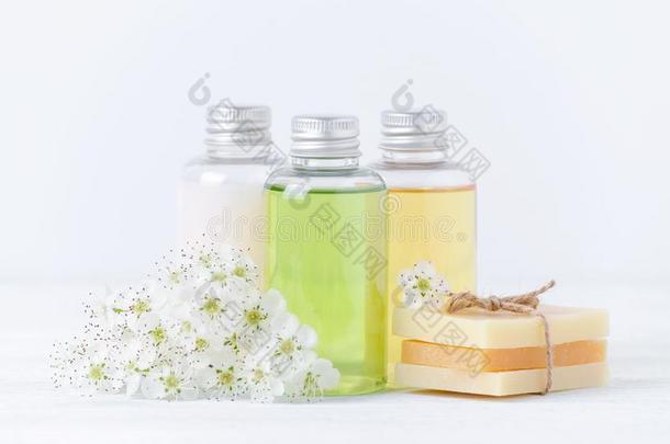 自然的化妆品瓶子和h和made肥皂条和新鲜的花