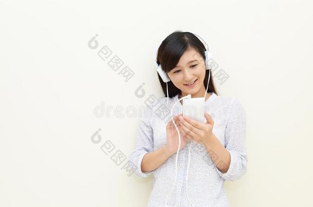 女人收听的向音乐