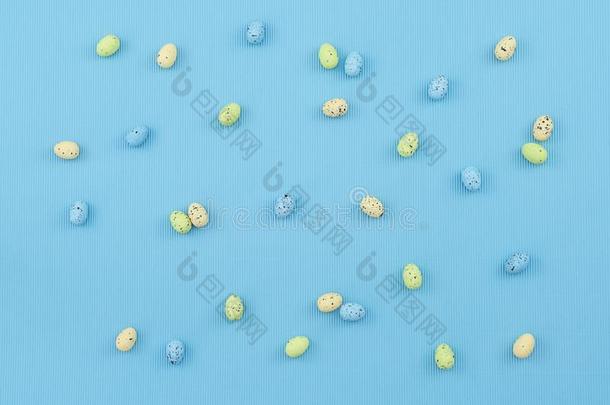 富有色彩的复活节鸡蛋向蓝色波纹的纸