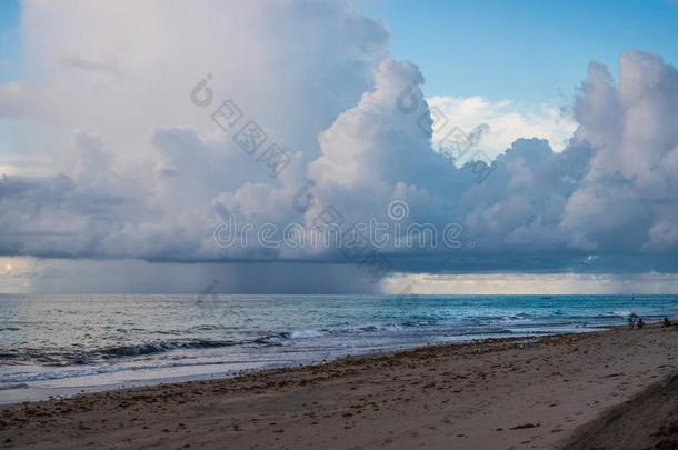 飓风暴风雨和浓的大的黑暗的云侵入海滩采用