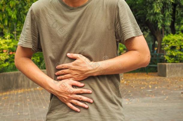 一男人胃疼痛因为关于胃炎或det.那个是符号关于stomac胃