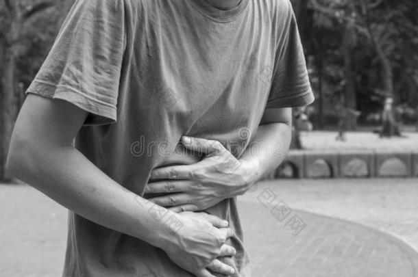 一男人胃疼痛因为关于胃炎或det.那个是符号关于stomac胃