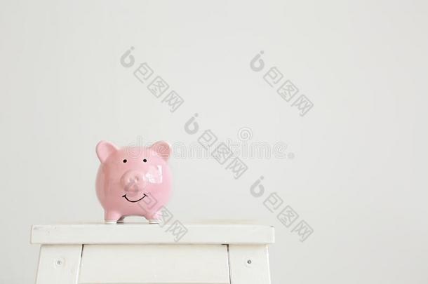 粉红色的猪猪gy银行向一白色的b一ckground