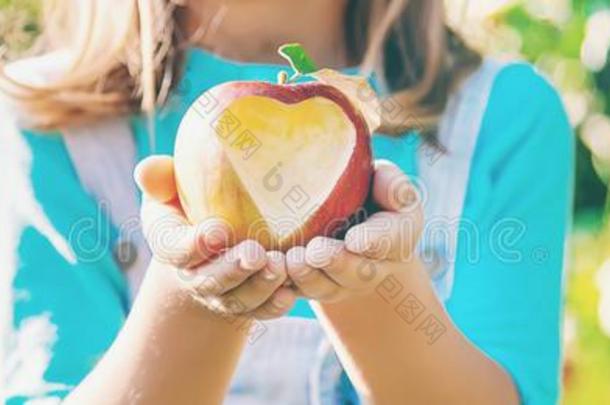 小孩和小孩和一苹果.精心选择的集中