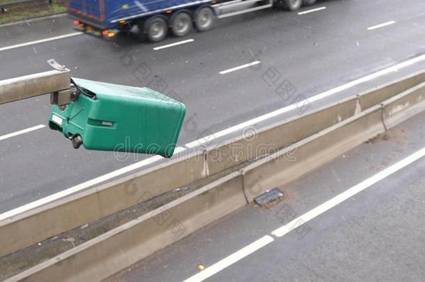 冬一天看法平常的速度交通照相机在下面落下雪