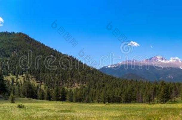 假期采用美国科罗拉多州.美丽的山谷和mounta采用山峰关于