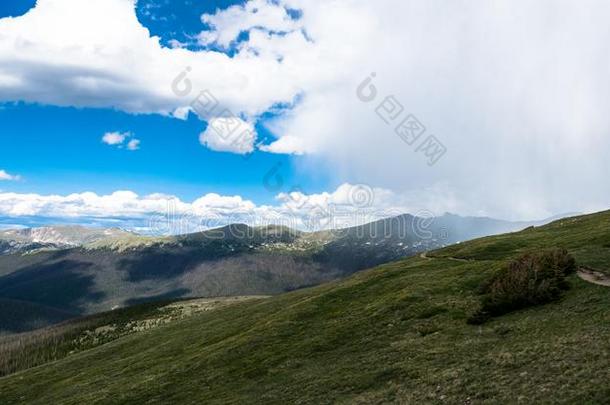 假期采用美国科罗拉多州.美丽的山谷和mounta采用山峰关于