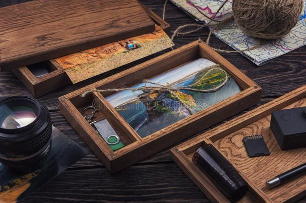 木制的照片盒和照片从旅行