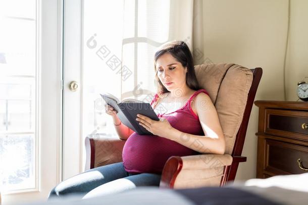 期待的母亲阅<strong>读故事</strong>为未出生的婴儿