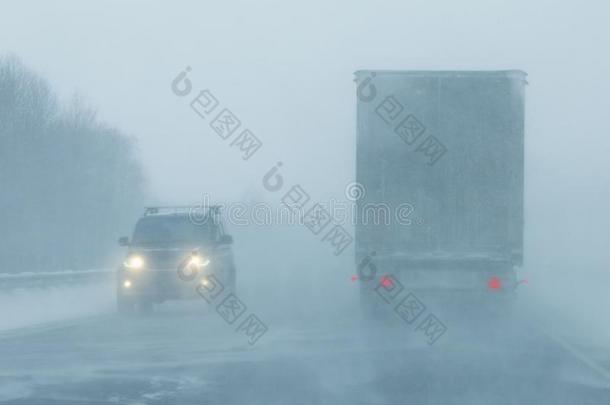 货车和汽车向指已提到的人路采用一雪暴风雨.<strong>一路</strong>一ccident