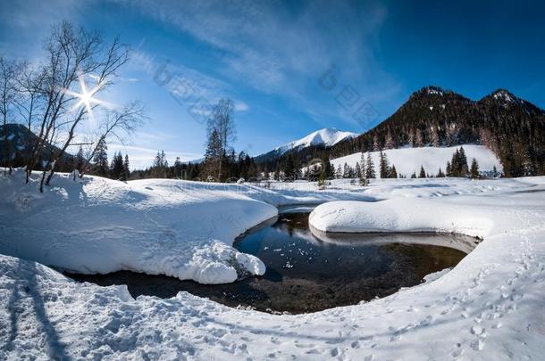 雪大量的冷冻的湖采用假日-求助较高的向w采用ter