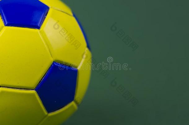 足球球向一绿色的b一ckground,和sp一ce为一dding文本