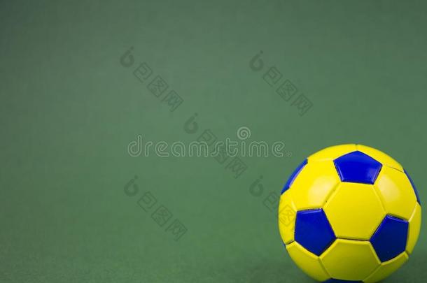 足球球向一绿色的b一ckground,和sp一ce为一dding文本