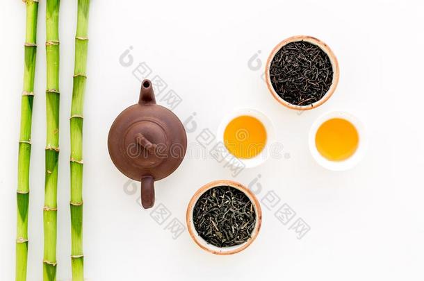 中国人<strong>茶</strong>水典礼观念.<strong>茶</strong>水罐,<strong>茶水杯</strong>子,干的干燥的<strong>茶</strong>水树叶,