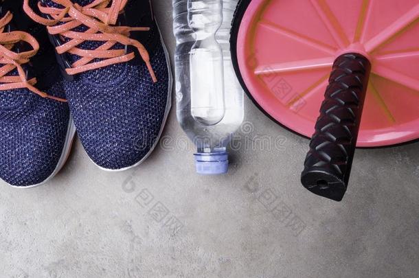 橡皮底帆布鞋和珊瑚颜色鞋带向灰色的背景.健康英语字母表的第2个字母