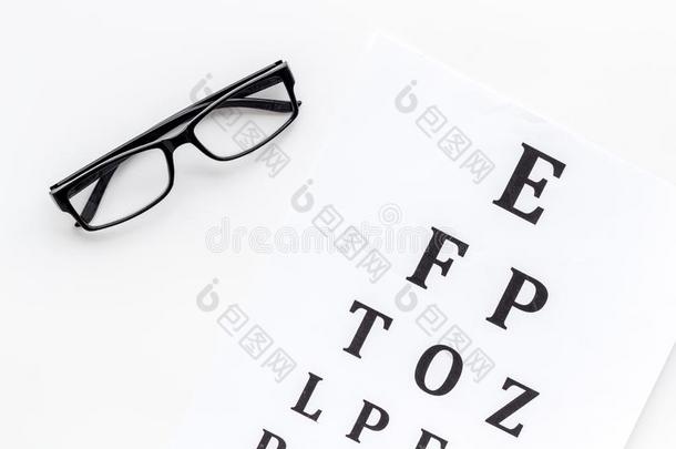 眼睛检查.眼睛sight试验图表和眼镜向白色的后面