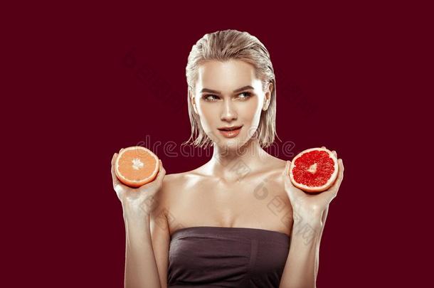 白肤金发碧眼女人-有毛发的模型犹豫的在之间桔子和<strong>葡萄柚</strong>
