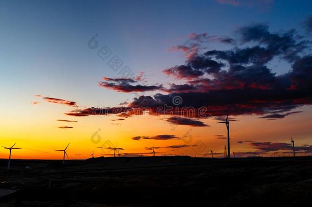 augment增加2017â新疆,中国â风涡轮机在日落采用伯克