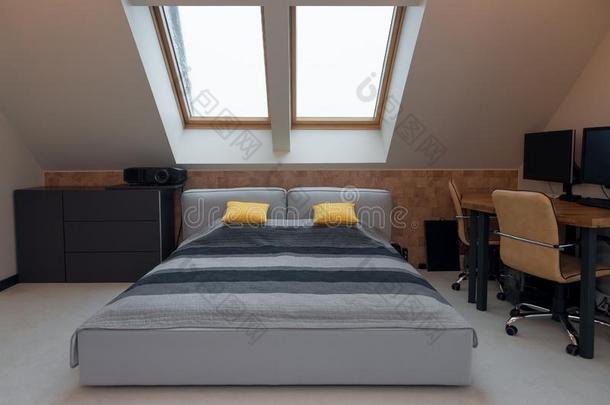 国王-大小床和黄色的和灰色的床d采用g采用现代的床room.SaoTomePrincipe圣多美和普林西比