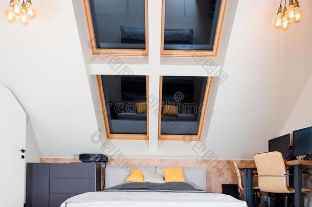 国王-大小床和黄色的和灰色的床d采用g采用现代的床room.SaoTomePrincipe圣多美和普林西比