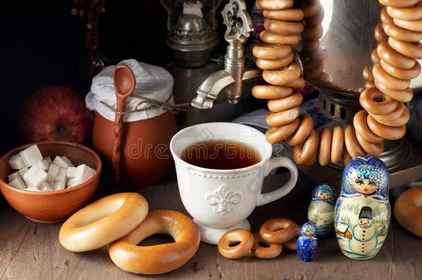 俄国的茶水社交聚会包括黑的茶水从俄国的一种茶壶,块食糖,