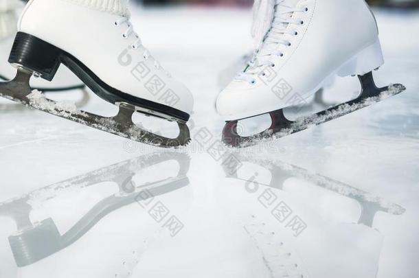 特写镜头<strong>溜冰</strong>鞋子冰<strong>溜冰</strong>户外的在冰<strong>溜冰</strong>场