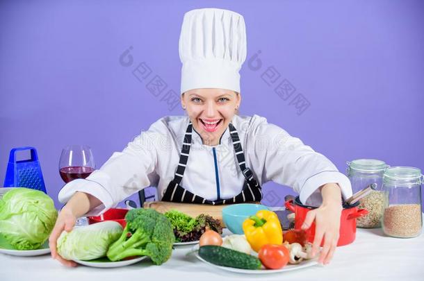 女人厨师烹饪术健康的食物.美食家主要的盘烹饪法.熟食品