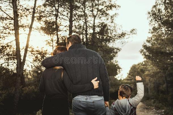 幸福的<strong>家庭</strong>和孩子们步行通过一森林.F一mily<strong>反对</strong>票