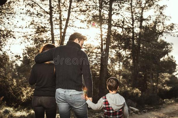 幸福的<strong>家庭</strong>和孩子们步行通过一森林.F一mily<strong>反对</strong>票