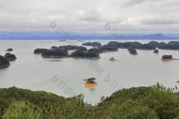 指已提到的人美丽的一千岛湖采用多云的一天,风干土坯三原色红绿兰彩色值