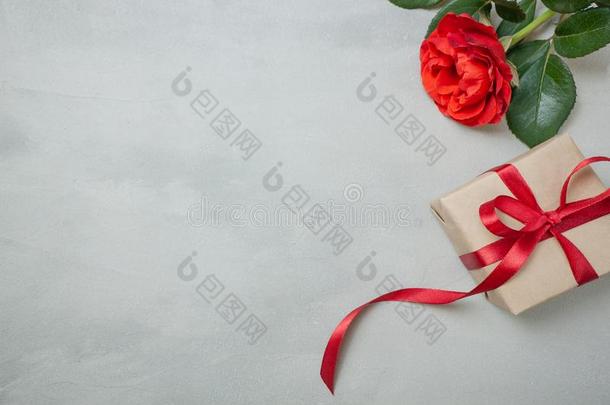 粉红色的玫瑰花,赠品盒或现在的向灰色st向e表