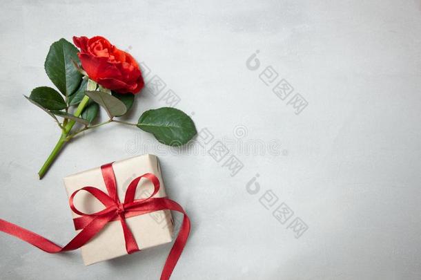 粉红色的玫瑰花,赠品盒或现在的向灰色st向e表