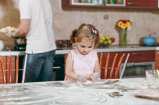 小的小孩女孩比赛和面粉在期间爸爸烹饪术采用厨房一