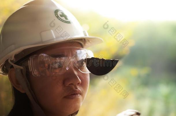 穿着安全眼镜拯救这工程师女人是（be的三单形式眼睛在期间使工作