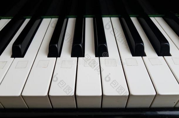 黑的和白色的钢琴调和白色的张贴物