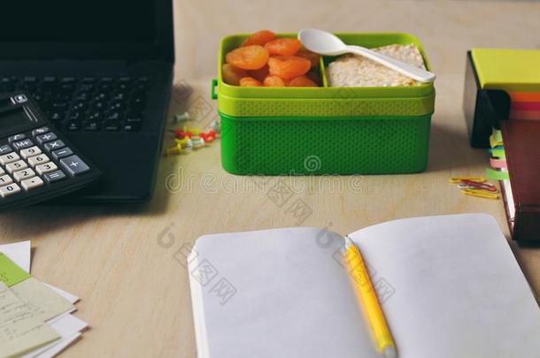 食物采用指已提到的人办公室或在学校.午餐盒和健康的食物向