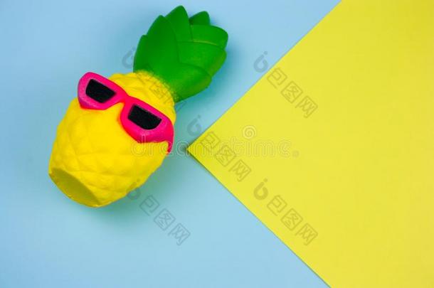 夏充满生机的蓝色和黄色的背景和<strong>有趣</strong>的菠萝英语字母表的第20个字母