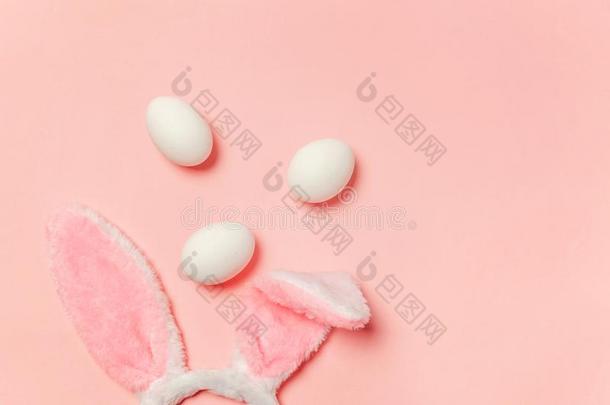 装饰的白色的卵和兔子耳毛皮的戏装玩具向时髦的
