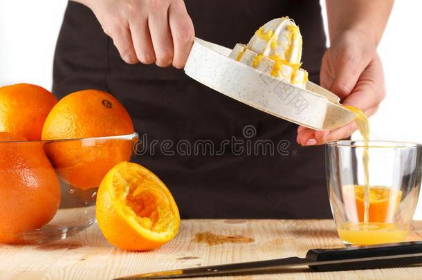 女孩准备的新鲜的柑橘属果树果汁