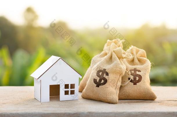 房屋和钱袋筹措资金贷款和新的房屋观念