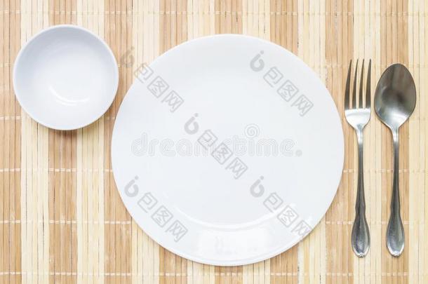 特写镜头白色的陶器的盘和杯子和<strong>不锈</strong>的餐叉和勺