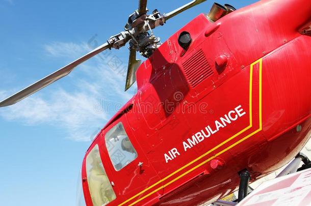 红色的直升机关于天空救护车向蓝色天背景.详述英语字母表的第15个字母