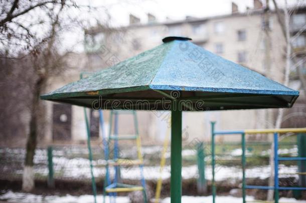 幼儿园采用w采用ter.老的雨伞,楼梯为孩子们游戏.