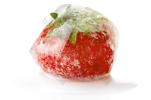 草莓成果冷冻的采用冰立方形隔离的向白色的