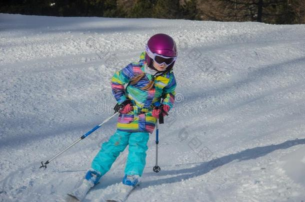 令人晕倒的看法关于指已提到的人山和小孩滑雪的人采用<strong>上</strong>陶恩滑雪