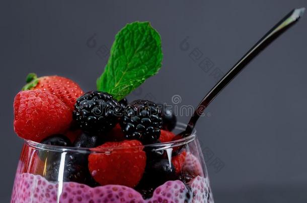 新鲜的<strong>浆果</strong>和芡欧鼠尾草种子甜食和越橘的一种和黑莓