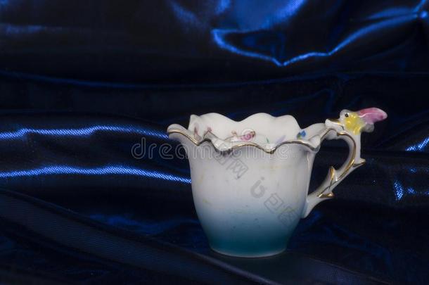 装饰的古老的中国茶水杯子